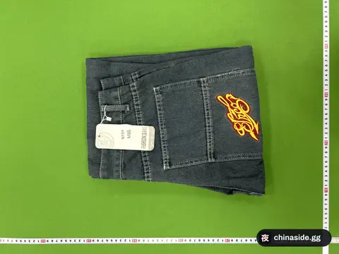 Loose-Fitting Jeans