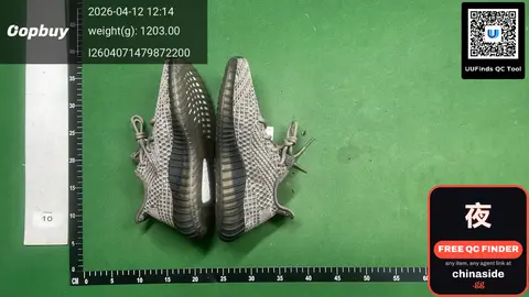 Yeezy 350 V2 Basic Sneakers