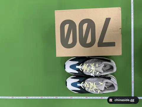 700 Sneakers