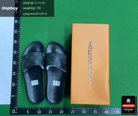 Relief Pattern Slippers