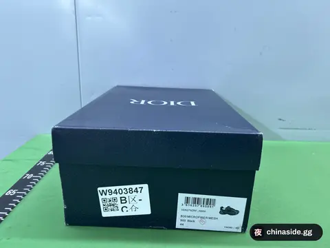 DC B30 Sneakers