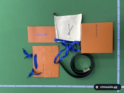 V-Logo Men's Leather Belt