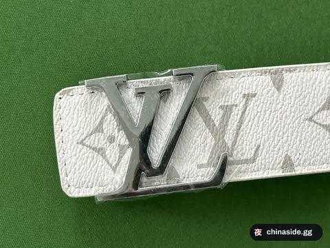 Men's Leather Belt with V-Logo